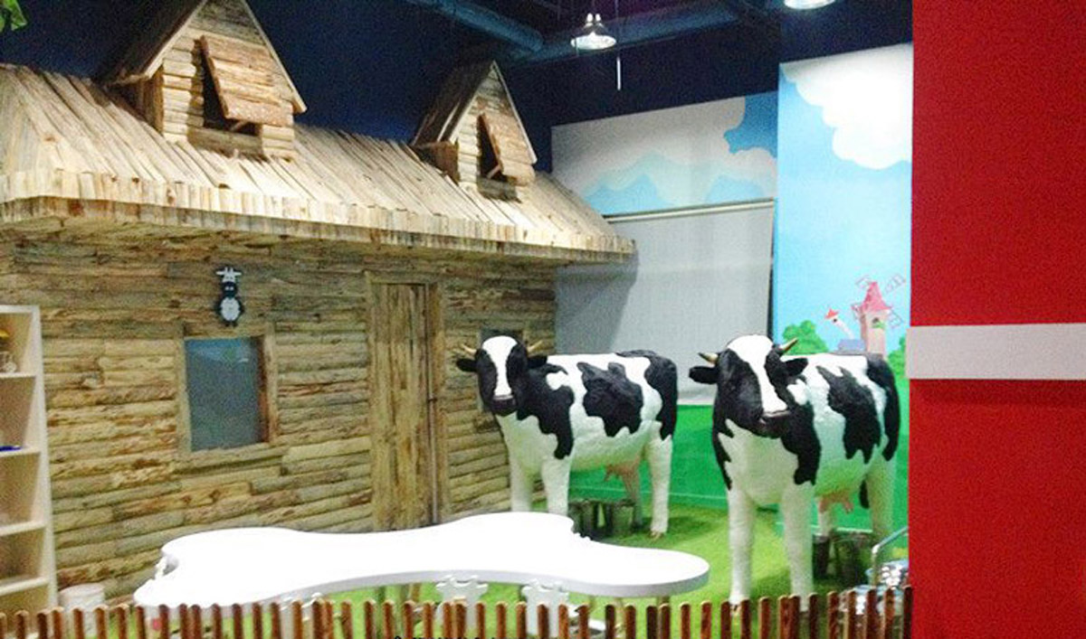 阿勒泰环幕影院儿童体验馆专用仿真奶牛