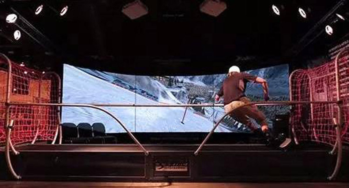 雨城环幕影院模拟高山滑雪