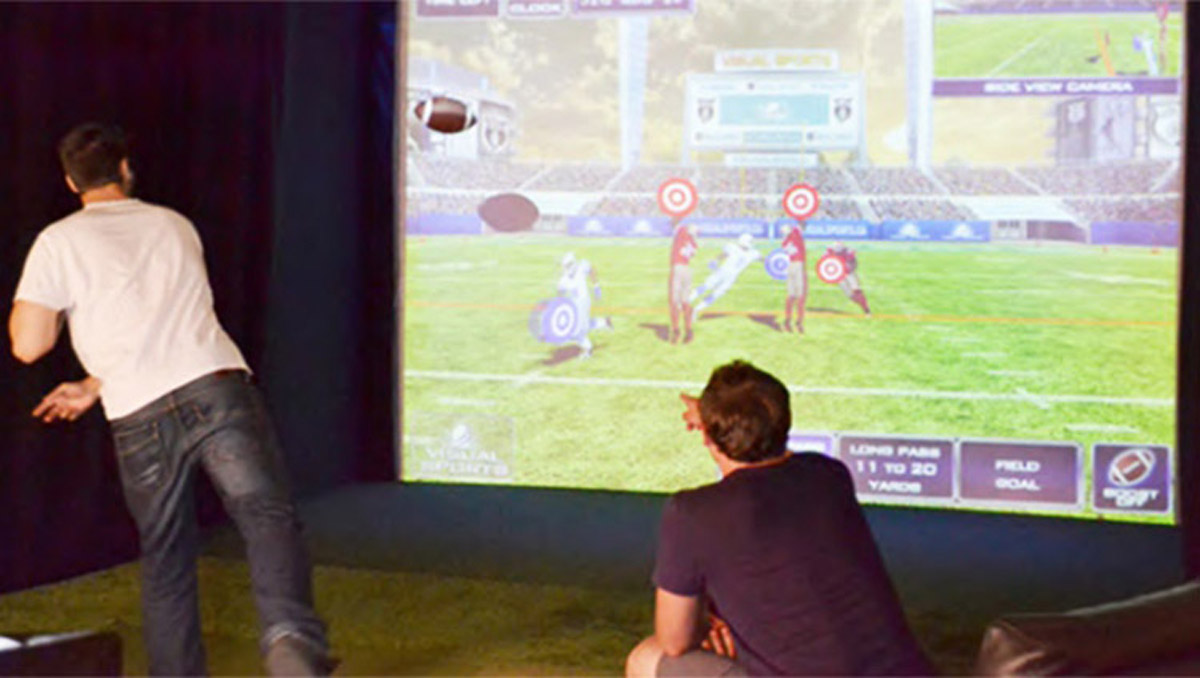 比如环幕影院虚拟橄榄球挑战赛体验